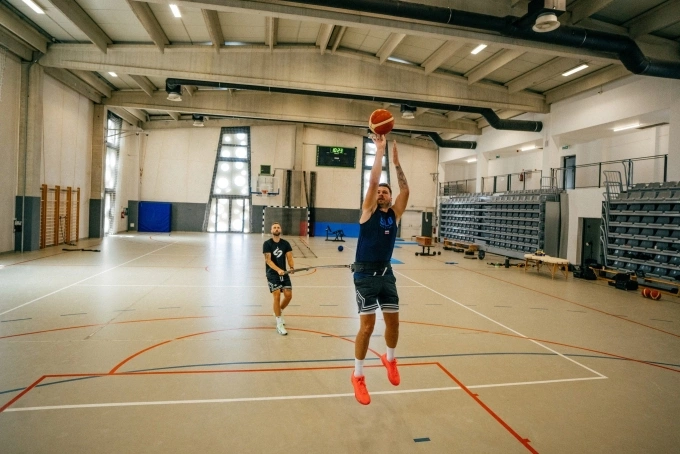 Doncic (phải) tập cùng HLV Macek ở Croatia, hôm 17/7. Ảnh: Mens Health