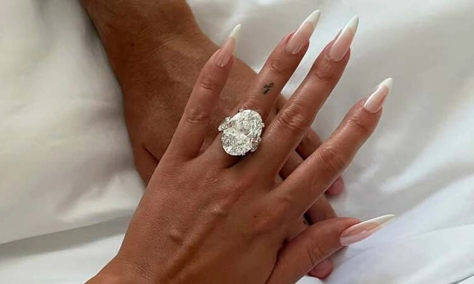 Chiếc nhẫn đính hôn được Georgina đăng trên Instagram ngày 11/8/2025. Ảnh: IG/GeorginaGio