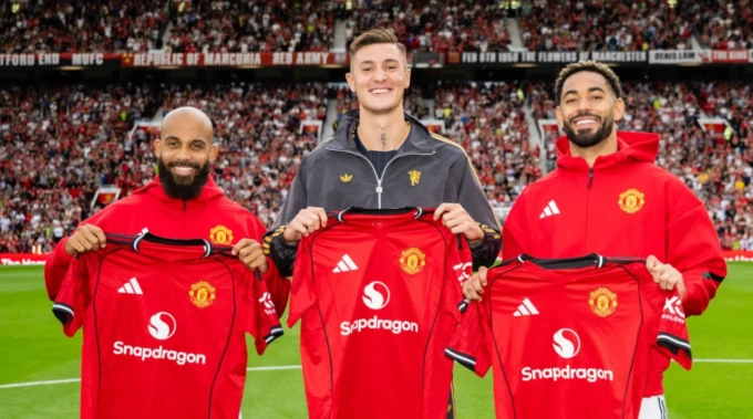 Bryan Mbeumo, Benjamin Sesko và Matheus Cunha (từ trái sang) trước trận Man Utd giao hữu với Fiorentina trên sân Old Trafford, Manchester, Anh ngày 8/9. Ảnh: Premier League