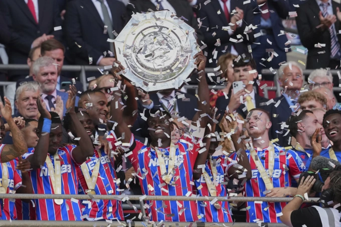 Thành viên Crystal Palace mừng chiến thắng ở Siêu Cup Anh, trên sân Wembley, London, Anh hôm 10/8. Ảnh: AP