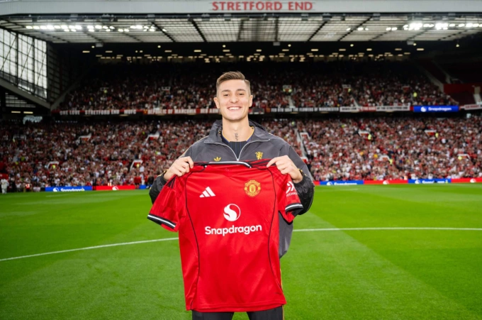 Benjamin Sesko ra mắt trước trận giao hữu giữa Man Utd và Fiorentina trên sân Old Trafford, thành phố Manchester, Vương quốc Anh ngày 9/8/2025. Ảnh: Man Utd