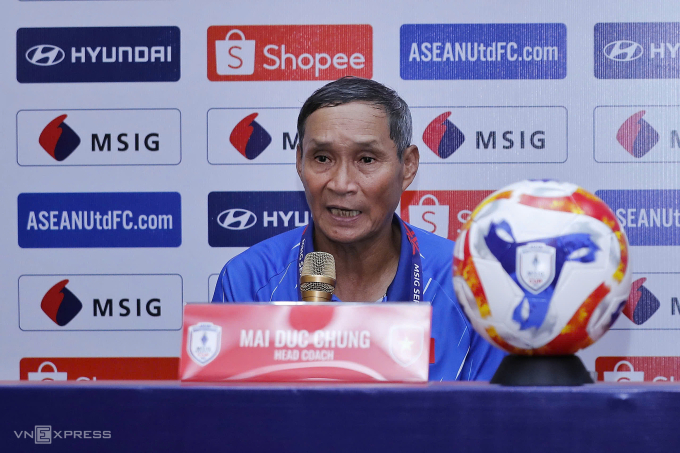 HLV Mai Đức Chung tham dự họp báo sau trận Việt Nam thắng Thái Lan 1-0 ở lượt cuối bảng A ASEAN Cup nữ 2025, tại sân Lạch Tray, Hải Phòng ngày 12/8/2025. Ảnh: Hoàng Huynh