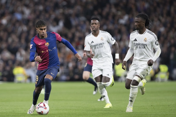 Lamine Yamal (trái) đi bóng trong trận Barca thắng Real 4-0 ở vòng 11 La Liga trên sân Bernabeu. Ảnh: Reuters