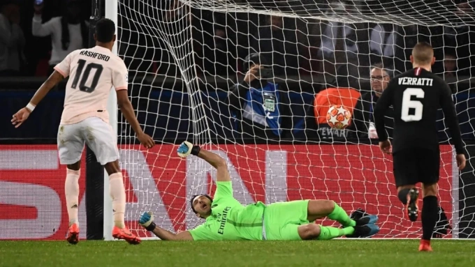 Buffon để thủng lưới trong trận PSG thua Man Utd 1-3 ở lượt về vòng 1/8 Champions League năm 2019. Ảnh: AFP