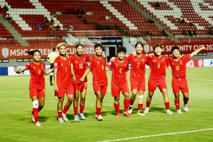 Các cầu thủ Myanmar ăn mừng bàn mở tỷ số trên chấm phạt đền của Win Theingi Tun (thứ hai từ trái sang). Ảnh: MFF