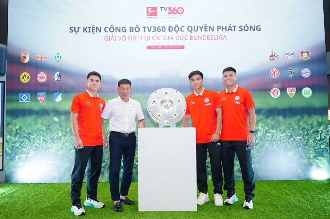 Tiền vệ Khuất Văn Khang, HLV Nguyễn Hải Biên, tiền vệ Nguyễn Công Phương, trung vệ Bùi Tiến Dũng (từ trái sang) tham dự sự kiện công bố bản quyền Bundesliga ngày 12/8/2025 tại Hà Nội.