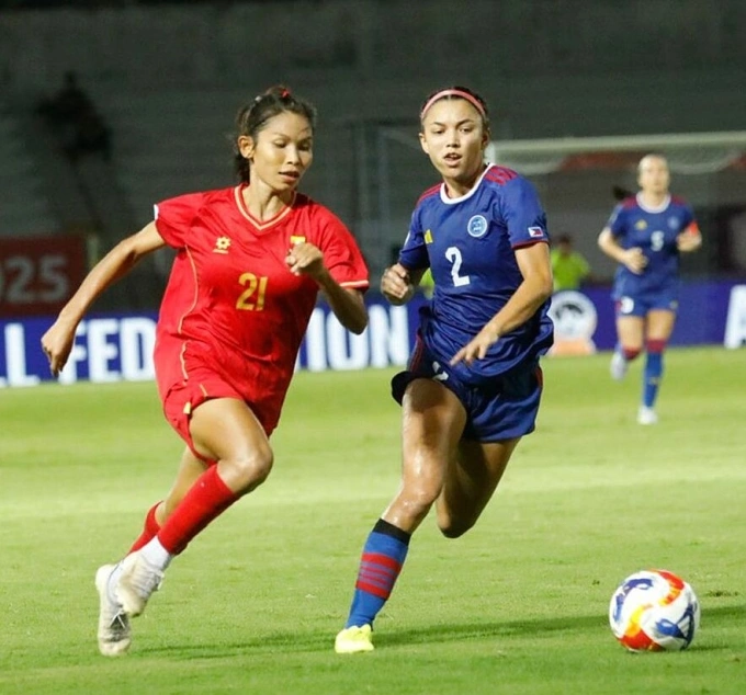 Philippines (áo xanh) hòa Myanmar (áo đỏ) 1-1 ở lượt cuối bảng B ASEAN Cup nữ 2025 tại sân Lạch Tray, Hải Phòng, ngày 13/8/2025. Ảnh: MFF