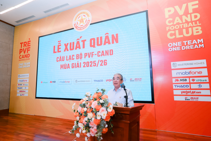 Thiếu tướng Lê Vân, chủ tịch PVF-CAND, phát biểu tại lễ xuất quân của CLB tại Trung tâm đào tạo bóng đá trẻ PVF, Hưng Yên ngày 12/8/2025.
