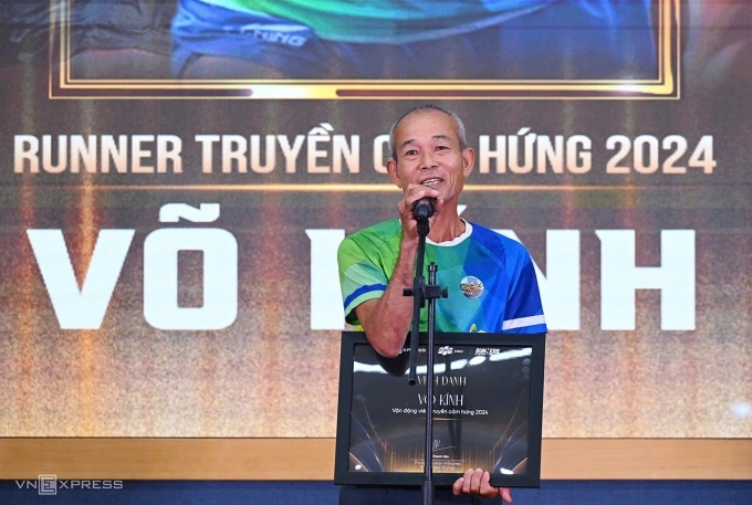 Ông Võ Kính nhận giải thưởng VĐV truyền cảm hứng tại mùa giải năm ngoái. Ảnh: Hiếu Lương