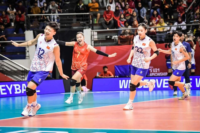Các cầu thủ Việt Nam mừng trận thắng Indonesia 3-0 tại bảng A giải bóng chuyền nữ U21 thế giới 2025, tại Surabaya, Indonesia ngày 7/8/2025. Ảnh: World Volleyball