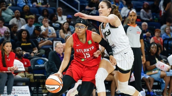 Gray Allisha (số 15, đỏ) đi bóng trong trận Atlanta Dream thắng Chicago Sky hôm 9/8, tại nhà thi đấu Windtrust, Chicago. Ảnh: Reuters