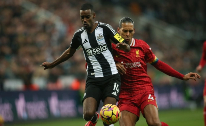 Tiền đạo Alexander Isak giữ bóng trước sự truy cản của Virgil van Dijk trong trận Newcastle hòa Liverpool 3-3 ở Ngoại hạng Anh trên sân St James Park ngày 4/12/2024. Ảnh: AFP