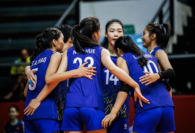 Các cầu thủ Việt Nam trao đổi trong trận gặp Indonesia ở lượt ra quân bảng A giải bóng chuyền nữ U21 thế giới 2025, tại Surabaya, Indonesia ngày 7/8/2025. Ảnh: Volleyball World