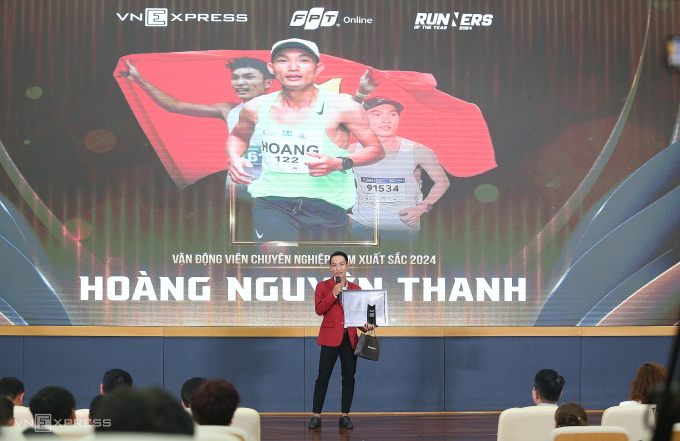 Hoàng Nguyên Thanh phát biểu sau khi nhận giải VĐV chuyên nghiệp nam xuất sắc trong lễ trao giải Runner of the Year 2024 tại Hà Nội. Ảnh: Hiếu Lương