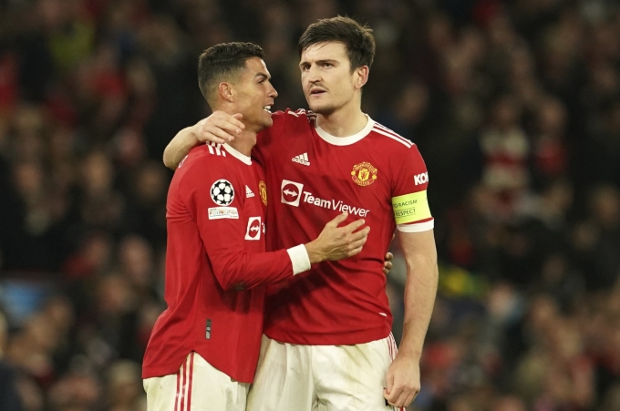 Ronaldo (trái) và Maguire trong trận Man Utd gặp Atalanta trên sân Old Trafford, thành phố Manchester, Vương quốc Anh, vòng bảng Champions League tối 20/10/2021. Ảnh: AP