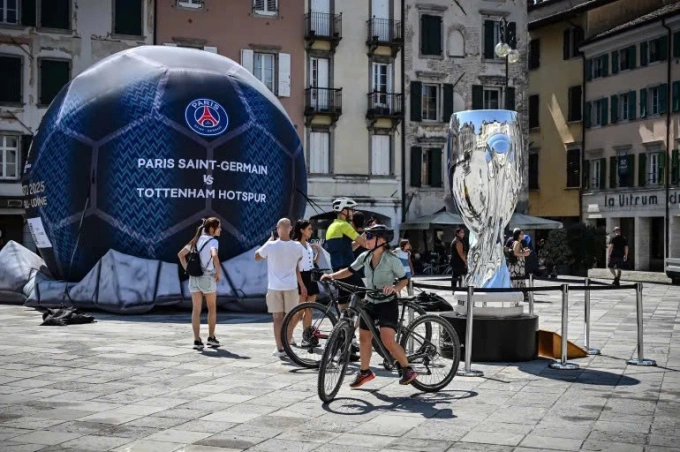 Quả bóng và chiếc cúp khổng lồ của Siêu cúp châu Âu đặt tại quảng trường Piazza Matteotti, thành phố Udine, Italy trước trận đấu. Ảnh: UEFA