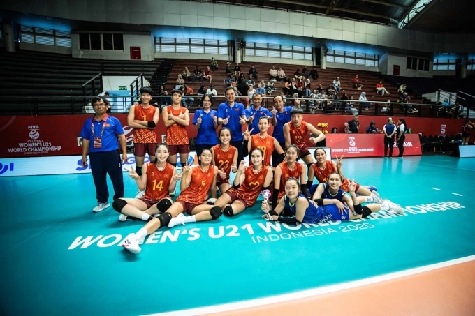 Ban huấn luyện và cầu thủ Việt Nam tại giải bóng chuyền nữ U21 thế giới 2025. Ảnh: Volleyball World
