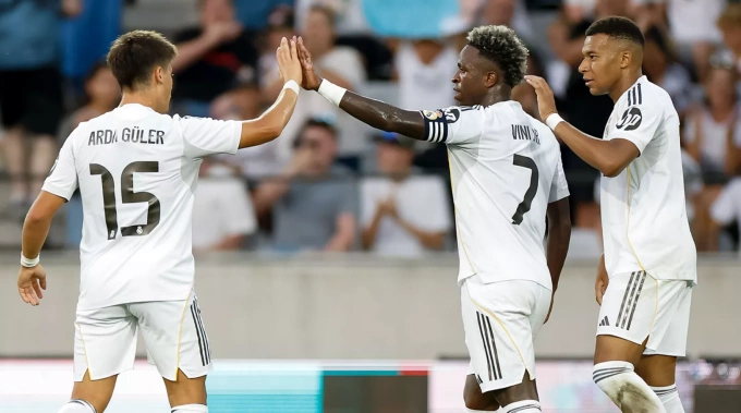 Kylian Mbappe (phải) mừng bàn cùng Vinicius và Arda Guler. Ảnh: Real Madrid