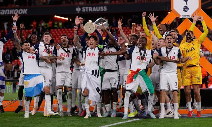 Tottenham nâng cúp Europa League trên sân San Mames, thành phố Bilbao, xứ Basque, Tây Ban Nha tối 21/5/2025. Ảnh: Reuters
