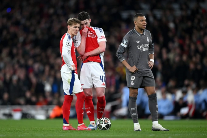 Martin Odegaard (trái) trao đổi với Declan Rice trong trận Arsenal thắng Real 3-0 trên sân Emirates, London, Anh ngày 8/4/2025. Ảnh: Arsenal FC