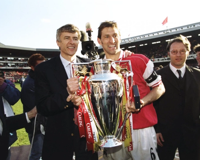 Tony Adams (phải) cùng HLV Arsene Wenger mừng chức vô địch Ngoại hạng Anh mùa 1997-1998. Ảnh: Arsenal FC