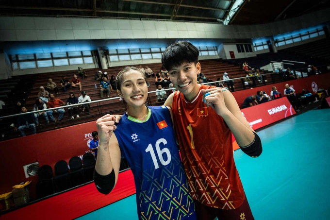 VĐV Lê Như Anh (phải) và Nguyễn Lan Vy (trái) sau trận Việt Nam gặp Serbia tại bảng A giải bóng chuyền nữ U21 thế giới 2025. Ảnh: Volleyball World