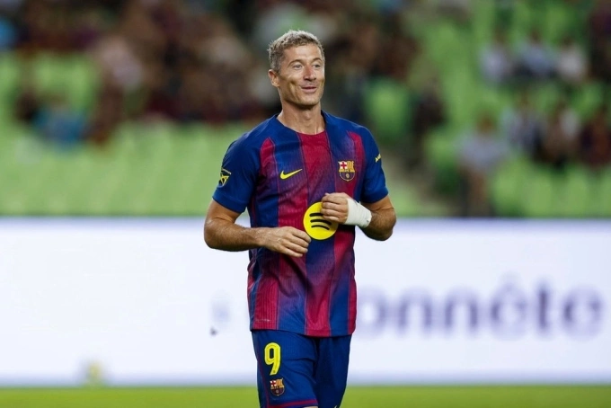 Lewandowski mừng bàn trong trận giao hữu Barca thắng Daegu 5-0 tại Hàn Quốc hôm 4/8. Ảnh: EFE