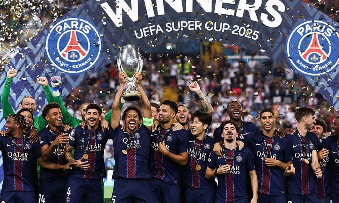 Cầu thủ PSG nâng cúp. Ảnh: UEFA