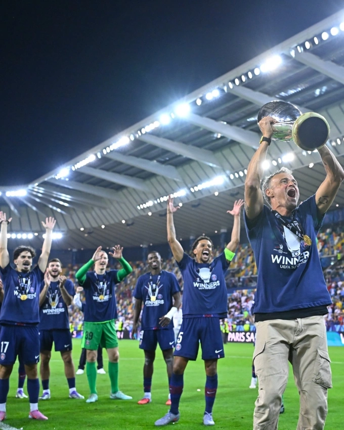 HLV Luis Enrique mừng danh hiệu cùng các học trò. Ảnh: PSG