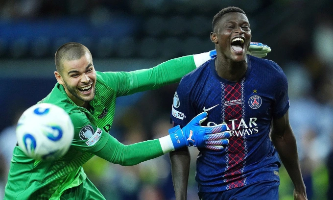 Hậu vệ Nuno Mendes (phải) reo mừng sau khi sút loạt luân lưu quyết định giúp PSG thắng Tottenham ở Siêu cúp châu Âu trên sân Friuli, thành phố Udine, Italy tối 13/8/2025. Ảnh: PA