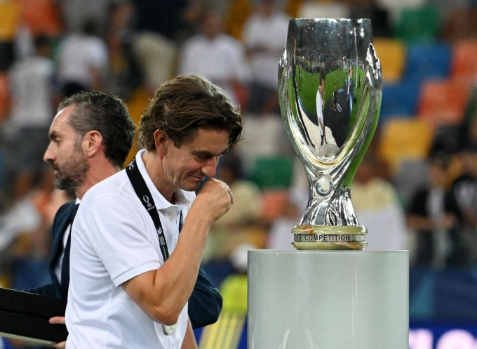 HLV Thomas Frank bước qua danh hiệu Siêu Cup châu Âu, sau khi Tottenham thua ngược PSG trên sân Bluenergy, Italy ngày 13/8. Ảnh: UEFA