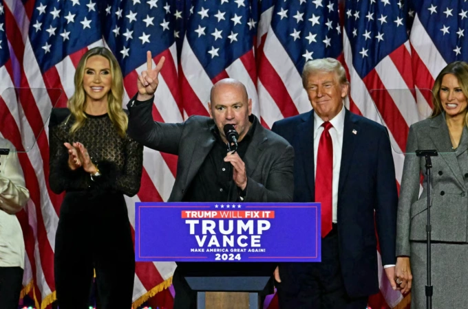 Giám đốc điều hành UFC, Dana White (giữa) là người ủng hộ lâu năm của Donald Trump. Ảnh: TNS