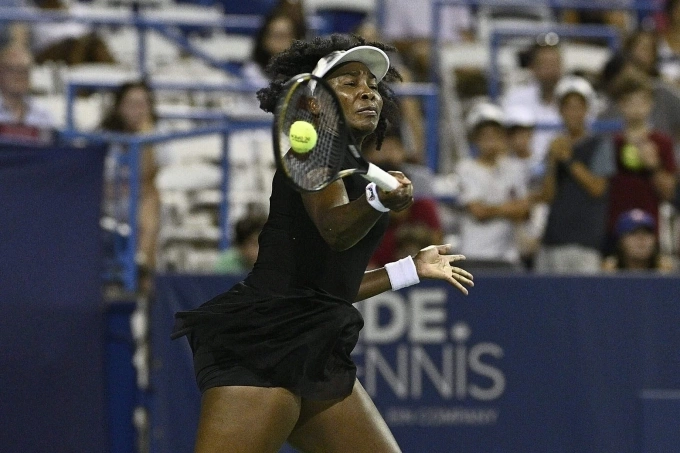 Venus Williams trong trận gặp Stearns tại DC Open, ở Washington tháng 7/2025. Ảnh: Reuters