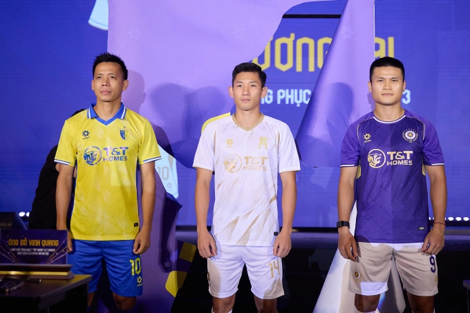 Hà Nội FC công bố ba mẫu áo đấu mùa giải 2025-2026, với tên quá khứ (trái), hiện tại (phải) và tương lai (giữa), ở lễ xuất quân tại Hà Nội vào ngày 13/8/2025. Ảnh: Hà Nội FC