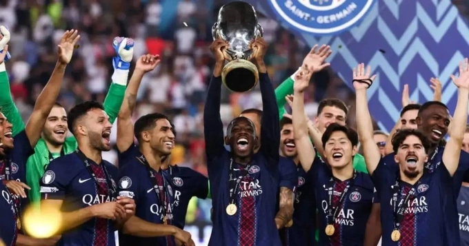 Dembele nâng Siêu Cup châu Âu sau trận PSG thắng Tottenham luân lưu 4-3 hôm 13/8. Ảnh: UEFA
