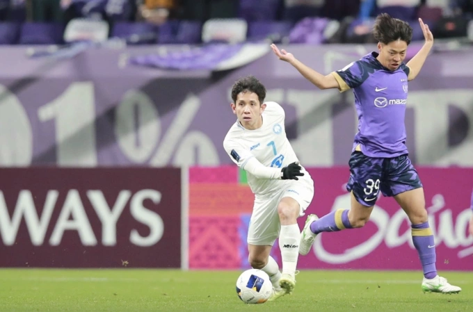 Nam Định (áo trắng) thua Sanfrecce Hiroshima 0-4 ở lượt về vòng 1/8 AFC Champions League Two 2024-2025, tại sân Edion Peace Wing Hiroshima, Nhật Bản tối 19/2/2025. Ảnh: Nam Định FC