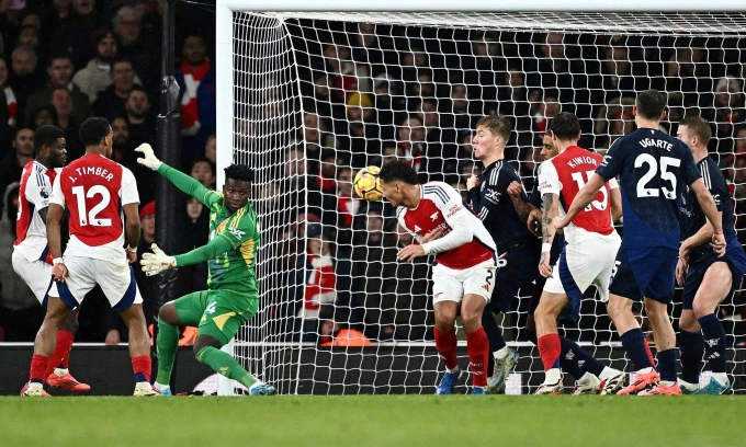 Trung vệ William Saliba đánh đầu ghi bàn cho Arsenal từ quả phạt góc trận gặp Man Utd trên sân Emirates, thành phố London, Vương quốc Anh, ở Ngoại hạng Anh ngày 4/12/2024. Ảnh: Reuters