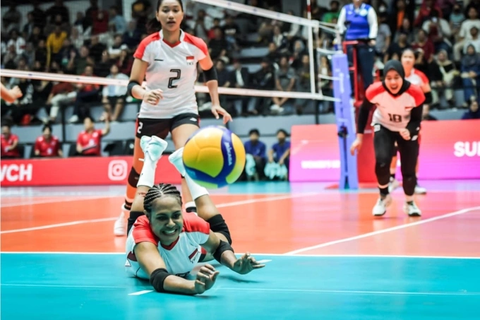 Cầu thủ Indonesia vất vả cứu bóng trước Thái Lan ở trận đấu tối 15/8. Ảnh: Volleyball World