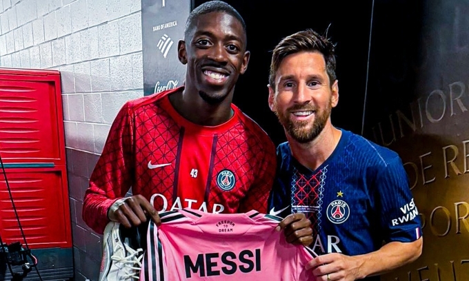 Dembele xin áo đấu và giày lưu niệm từ Messi sau trận PSG gặp Inter Miami ở FIFA Club World Cup 2025. Ảnh: X / dembouz