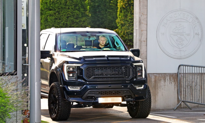 Haaland lái chiếc bán tải Shelby Super Snake F-150 rời sân tập Etihad. Ảnh: Eamonn & James Clarke