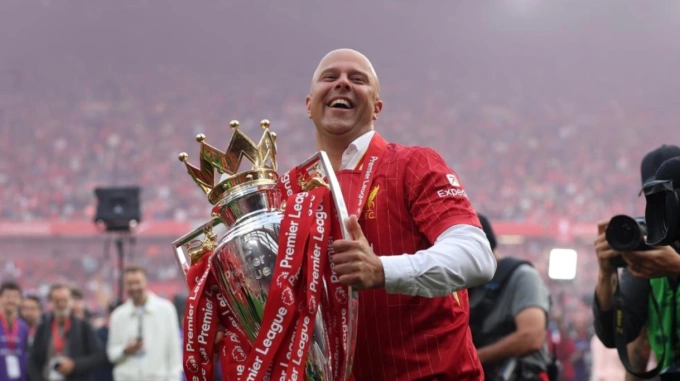 HLV Arne Slot nâng chức vô địch Ngoại hạng Anh mùa 2024-2025. Ảnh: Liverpool FC