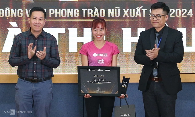 Hà Thị Hậu (giữa) nhận giải VĐV phong trào xuất sắc tại Gala trao giải VnExpress Runners of the Year 2024. Ảnh: Hiếu Lương