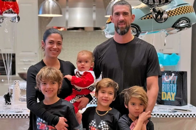 Michael Phelps cùng vợ Nicole Phelps và bốn con trai. Ảnh: Instagram / Nicole Phelps