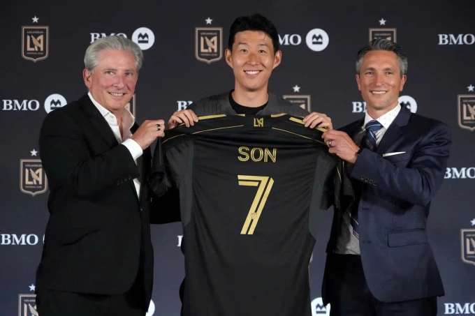 Son Heung-min (giữa) chụp ảnh ra mắt LAFC cùng ông chủ Bennett Rosenthal (trái) và CEO John Thorrington (phải) trên sân BMO, thành phố Los Angeles, bang California, Mỹ ngày 6/8/2025. Ảnh: Reuters