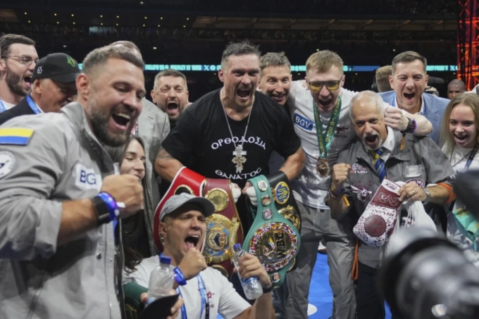 Usyk ăn mừng với 4 chiếc đai hạng nặng sau khi thắng knock-out Daniel Dubois tại sân Wembley, London, Anh ngày 19/7/2025. Ảnh: AP