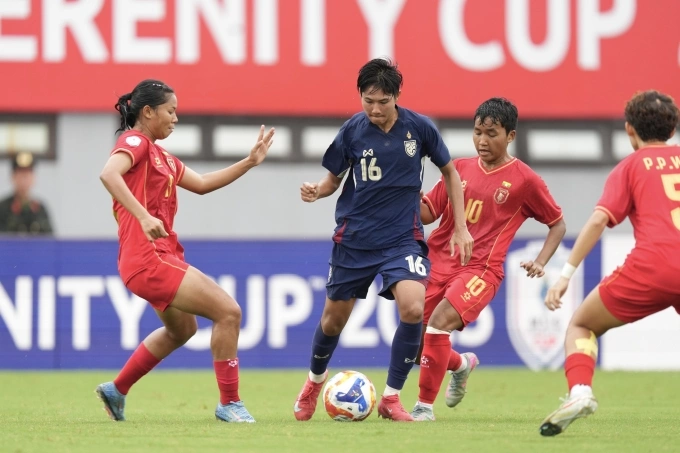 Thái Lan (áo xanh) thua Myanmar (áo đỏ) 1-2 ở bán kết ASEAN Cup nữ 2025, trên sân Lạch Tray, Hải Phòng ngày 16/8/2025. Ảnh: FAT