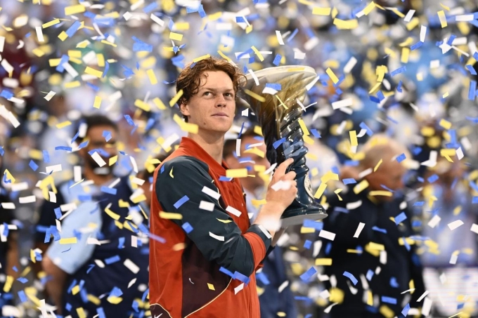 Jannik Sinner nâng cao danh hiệu cho nhà vô địch đơn nam năm ngoái. Ảnh: ATP