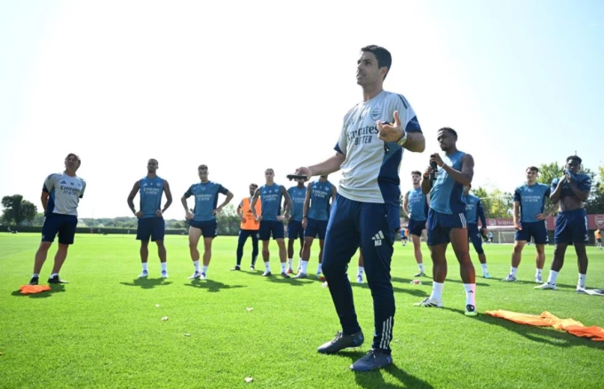 HLV Mikel Arteta chỉ đạo trong buổi tập của Arsenal ngày 15/8. Ảnh: Arsenal FC
