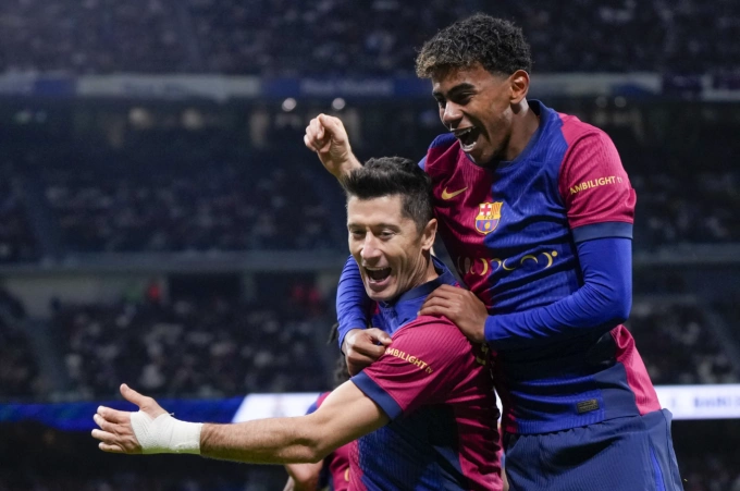 Robert Lewandowski mừng bàn cùng Lamine Yamal trong trận Barca thắng Real 4-0 trên sân Santiago Bernabeu ở Madrid, Tây Ban Nha ngày 26/10/2024. Ảnh: AP