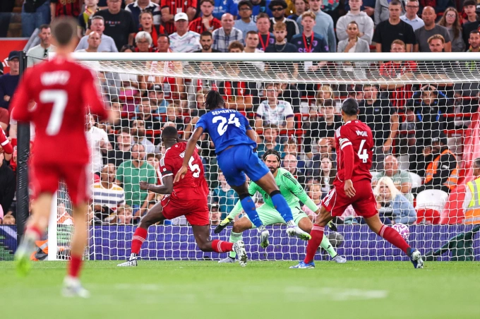 Antoine Semenyo (áo xanh) dứt điểm quân bình tỷ số 2-2, trong trận Bournemouth thua Liverpool 2-4 ở trận khai mạc Ngoại hạng Anh trên sân Anfield, thành phố Liverpool, Vương quốc Anh tối 15/8/2025. Ảnh: AMA